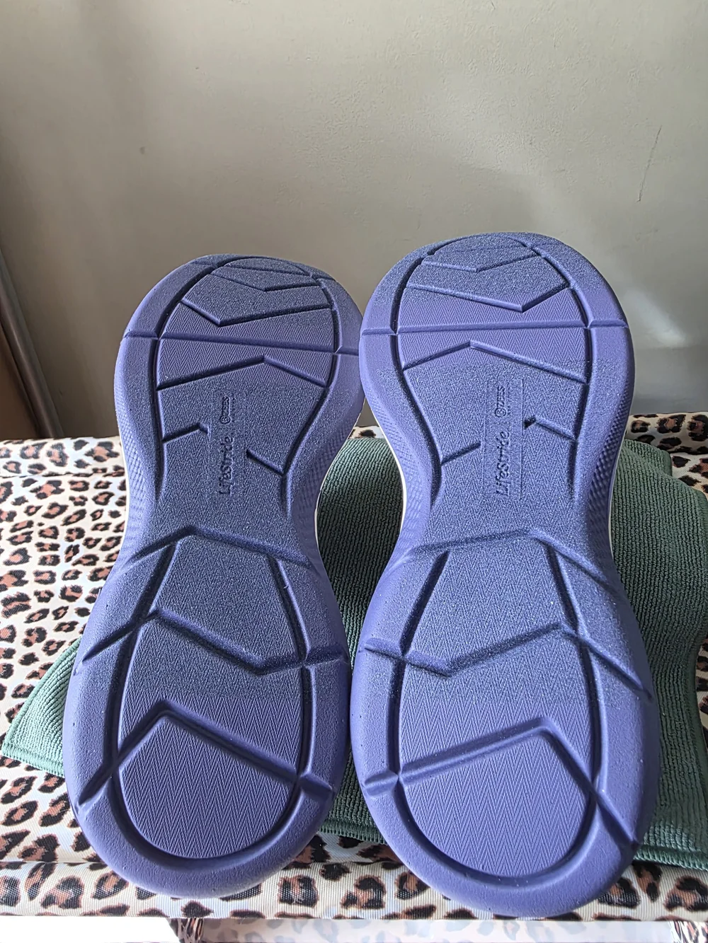 BZees Impulse Blue Slip On Comfort Sneakers Women's 9.5M NIB